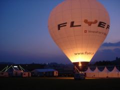 On assemble le ballon dans l’obscurité...